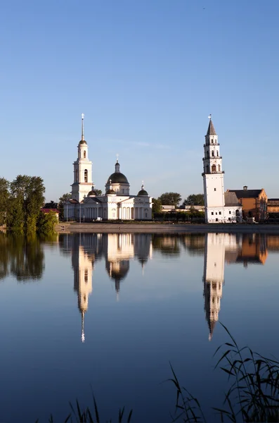 Nevyansk Rússia Julho 2014 Rock Edifício Branco Margem Lago Direita — Fotografia de Stock