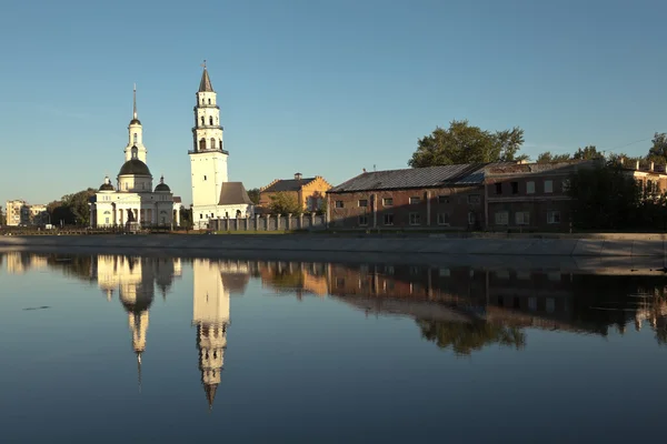 Nevyansk ロシア連邦 2014 ロック 池のほとりの白い建物します 左に斜面を持つ背の高い 尖塔のタワー 柱廊と入り口に列を持つ建物 つのドーム — ストック写真