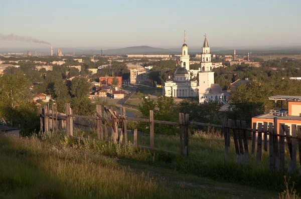 Nevyansk 러시아 2014 화이트 연못의 오른쪽 왼쪽으로 기울이면 Steepled 오른쪽 — 스톡 사진