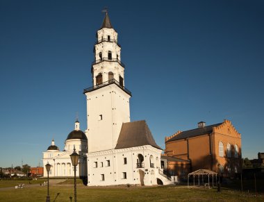 Nevyansk, Rusya Federasyonu - 3 Temmuz 2014: Taş, beyaz gölün kıyısında bina. Sağa - sola doğru eğik uzun boylu, steepled kulesi. Sağ tarafta - portik ve giriş sütunları ile bina. Ve üstte beş kubbe.