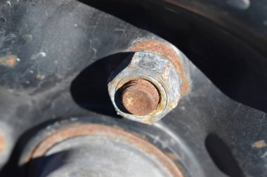 Araba cıvatası yakın plan, eski ve paslı..