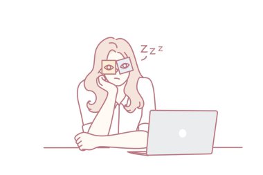 Gece vardiyası sırasında dizüstü bilgisayar başında uyuyan yorgun bir kadın. Gözlükleri tünemiş ve kafası havada. Masa düzeneği düşük.