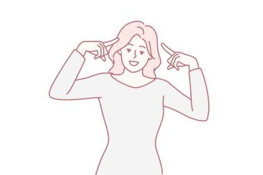 Huzurlu bir şekilde konsantre olan kadın, sakin ve odaklanmış ifade ile kadın, sakin bir atmosferle derin düşüncelere dalan kadın ve odaklanmış iç gözlem tutumu.