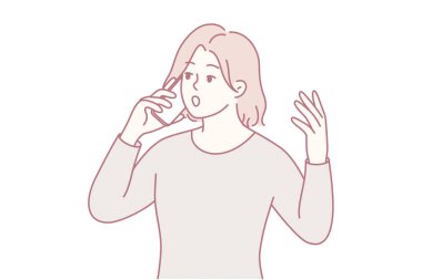 Telefondaki kadın acil müşteri sorunuyla ilgilenirken şaşkınlığını dile getiriyor, hareketli el hareketi, gergin ses ve odaklı dinleme, etkileyici tepkili ev ortamı