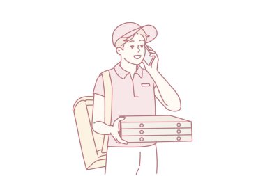 Pizza kutularıyla genç ve mutlu bir teslimatçı müşteriyi cep telefonundan arıyor. Gülümseyen adam kuryesi müşteriye siparişi teslim ediyor. Vektör illüstrasyonu.