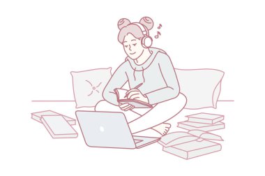 Öğrenci dizüstü bilgisayar ve not defterleriyle etrafı kitap ve notlarla çevrili, gece geç saatlere kadar kahveli ve dağınık kağıtlı samimi çalışma oturumu, odaklanmış öğrenme ve sınav hazırlıklarıyla dolu.