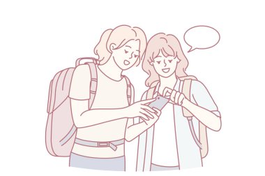 Genç gezginler, elektronik rehberler, sırt çantaları ve dijital cihazlarla donatılmış gençler, şehir haritalarını eğlenceli bir şekilde yorumlayarak şehir ortamlarında hevesle geziniyorlar.