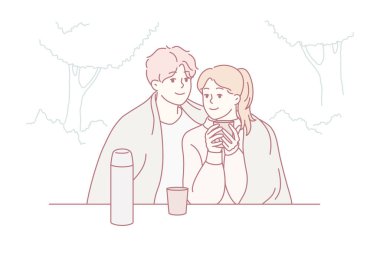 Çiftler, açık havada kucaklaşıp sıcak içecek ve termoslarını paylaşırlar. Sıcak bir romantik atmosfer, nazik gülümsemeler ve rahat bir duruş sergilemeleri samimiyet, seyahat, piknik ve duygusal durumu yansıtır.