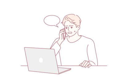 Kızgın genç adam masa başında bilgisayar başında oturup cep telefonundan cihazdaki problemden bahsediyor. Mutsuz erkek arkadaş, dizüstü bilgisayarla ilgili bir sorun yaşıyor. Yardım hattıyla konuş. Vektör illüstrasyonu.