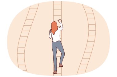 İlerleme kaydeden kadın kariyer basamaklarını tırmanıyor ve iş hayatında başarı elde etmek için en umut verici yolu seçiyor. Profesyonel yolda ilerleyen kız, motivasyon ve hedefe giden yolda hırs için teşekkürler.