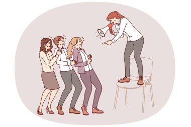 Kadın yönetici megafonla astlarına bağırıyor, verimliliği artırmak için çalışanlara gözdağı veriyor. Toksik işletme yöneticisi şirkette liderliği sürdürmek için nefret ve zorbalık kullanıyor.