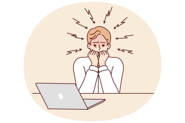 Dizüstü bilgisayarda işsizlik ya da durgunluk krizine yaklaştığı haberini okuduktan sonra tırnak yiyor. Korkan adam internet zorbalığından muzdaripti ve nefret diliyle yazılmış bir e-posta aldı.