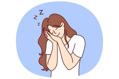 Ayakta uyuyan, gülümseyen, dinlenmeye ihtiyacı olan bir kadın. Mutlu kız uyuyor ve güzel rüyalar görüyor. Uyanmak istemiyor. Öğlen uykusu ya da öğle uykusu konsepti için.