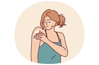 Güneşte yanmış bir kadın ultraviyole ışığa maruz kaldıktan sonra cildini iyileştirmek için omzuna krem sürer. Yüzü ve elleri güneşte yanmış üzgün bir kız kaşıntıdan ya da pul pul ağrıdan muzdarip.