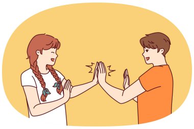 Çocuklar el çırpmaca oynuyorlar gülüyorlar ve gençlerin arkadaşlığının ve mutlu bir çocukluğun tadını çıkarıyorlar. Erkek ve kız okuldan sonra aktif oyunlar yoluyla çocukların sosyalleşmesi konsepti için el çırpmaca oynuyorlar.