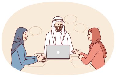 Ofis masasında dizüstü bilgisayarla oturan Arap kıyafetleri ve tesettürlü insanlarla kurumsal iş görüşmesi. Şirket çalışanlarıyla beyin fırtınası ve pazarlama stratejisi tartışması için ortaklarla bir araya gelmek