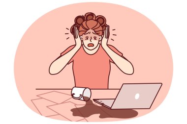 Beceriksiz iş kadını bilgisayarına kahve döktü ve masaüstündeki yorgunluk ya da kaos yüzünden dökülen belgeler. Serbest çalışan bir kadın bilgisayara kahve döküyor ve önemli kurtarılamayan kağıtlar var.