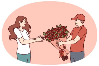 Çiçekçi, sevgilisinden beklenmedik bir sevgililer günü hediyesiyle bayana bir buket verdi. Çiçekçinin reklamını yapmak için kurye, mutlu müşteriye bir buket kırmızı gül uzatır.