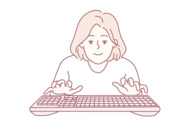 Klavye yazan genç bir kadın e-posta yazarken ekrana bakıyor. Kız blogcu ya da internet programcısı günlük kıyafetlerle çalışıyor serbest ticaret sırasını yerine getiriyor. Düz vektör resmi