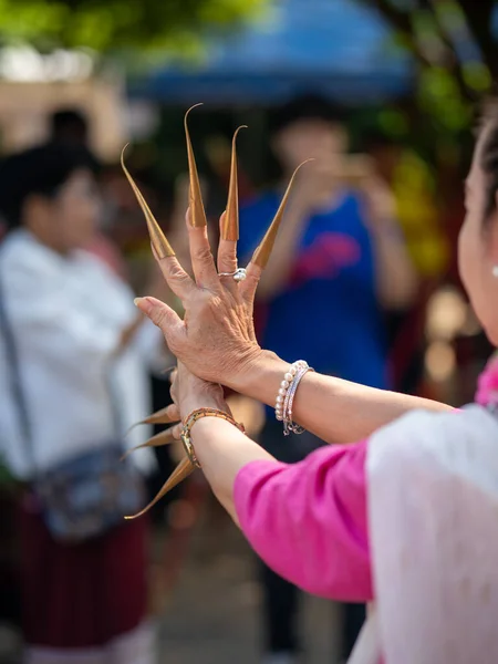 Chiang Mai, Tayland - 25 Ekim 2020: Lanna geleneksel elbisesiyle geleneksel Kuzey Tayland dansçısının elleri.