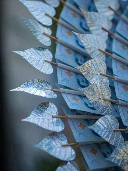 Kathina festivalinde keşişe sunulan gümüş bodhi yaprağıyla süslenmiş Tayland 50 baht faturası. Tayland Budizmi ve geleneksel. Kathina Bornozu Teklif Töreni.