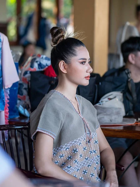Chiang Mai, Tayland - 21 Kasım 2020: Makyaj yaparken model ve makyaj sanatçısı.