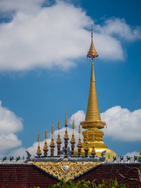 Altın pagoda ve arka planda mavi gökyüzü ve beyaz bulut olan gabel apex. Chiang Mai 'deki Lanna Sanat Tapınağı binası..