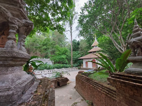 Chiang Mai, Tayland - 1 Mayıs 2021 Doi Suthep Dağı 'ndaki Phalad Tapınağı manzarası. Ormandaki tapınak.