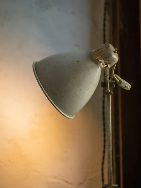 Vintage Oude Vloerlamp Tegen Een Betonnen Wand Open Vloerlamp Thuis — Stockfoto