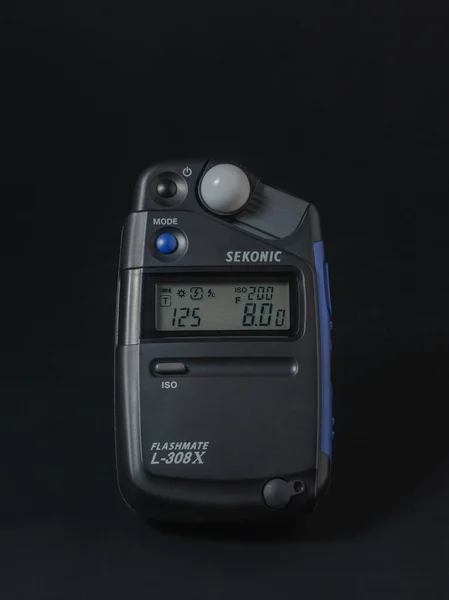 Chiang Mai, THAILAND - 14 Haziran 2021: Sekonic Flashmate L-308X modeli. Koyu arkaplanda profesyonel fotoğrafçı için ışıkölçer..