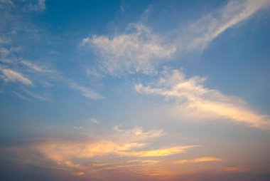 Bulutlu mavi gökyüzü.