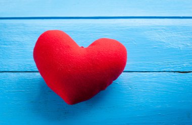 Ahşap arka plan üzerinde kalp işareti.