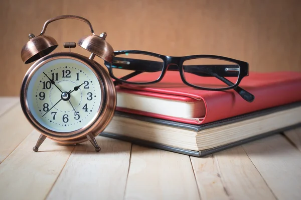 Relógio e livro retro alarme . — Fotografia de Stock