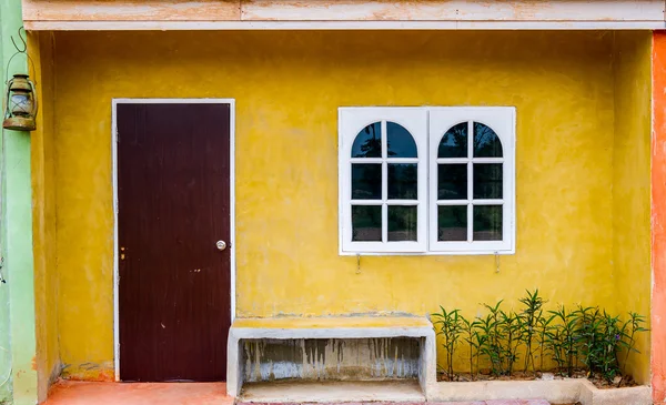 Evler Akdeniz tarzı.