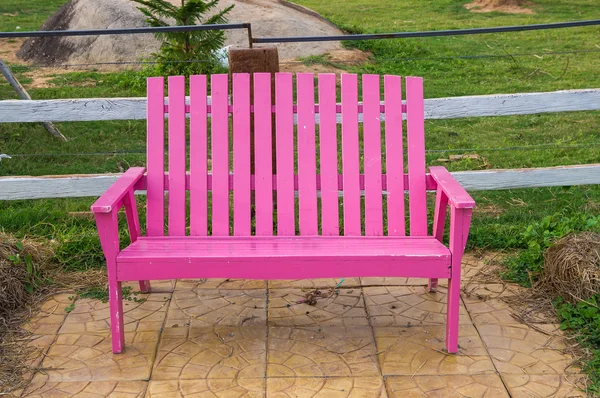 Розовая скамейка — стоковое фото