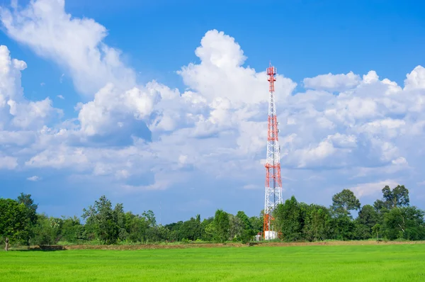 Távközlési rádió antenna és műholdas torony kék ég — Stock Fotó