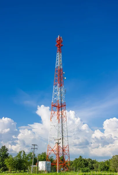 Antena de rádio de telecomunicações . — Fotografia de Stock