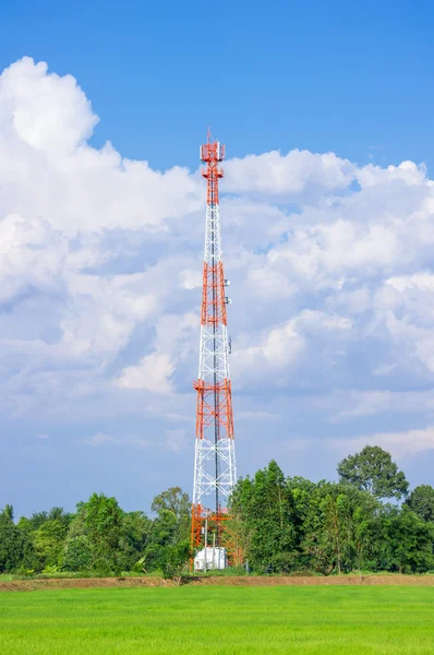Telekomunikační antény a satelitní vysílače s modrou oblohou — Stock fotografie