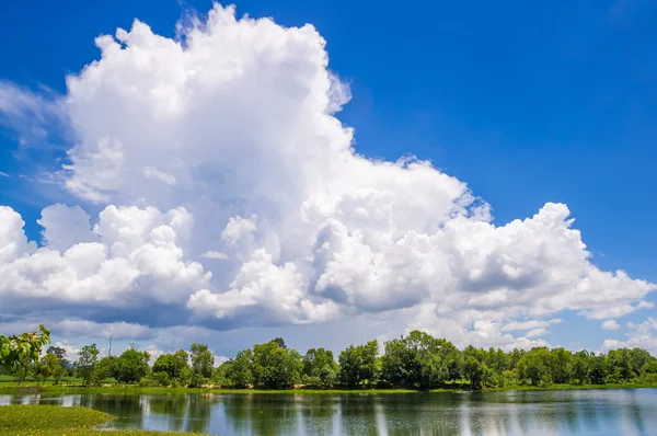 Rivier met blauwe hemel en cloud. — Stockfoto