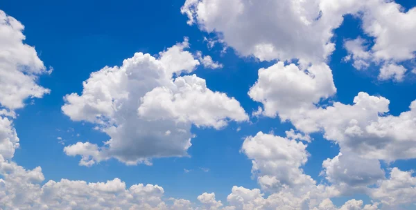 雲と青い空 — ストック写真