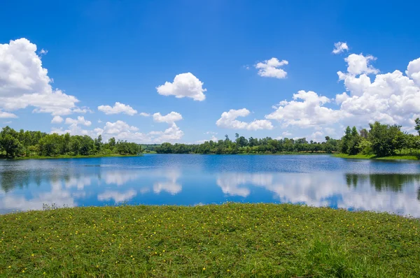 Nehir mavi gökyüzü ve bulut.