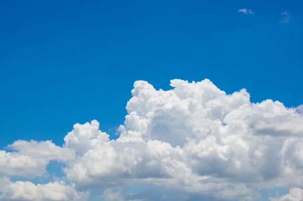 雲と青い空 — ストック写真