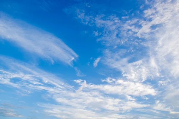 Blauwe lucht met wolk Rechtenvrije Stockafbeeldingen