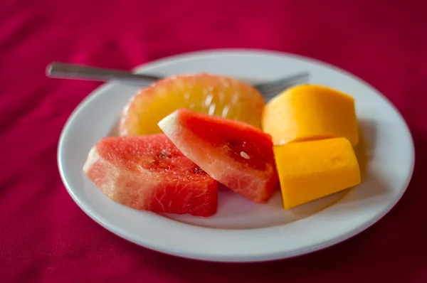 Frutas frescas no disco . — Fotografia de Stock
