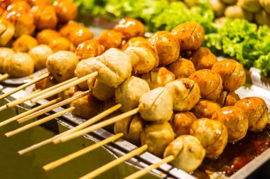 Birçok domuz topları sos ile.