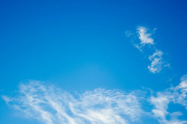 Bulutlu mavi gökyüzü. — Stok fotoğraf