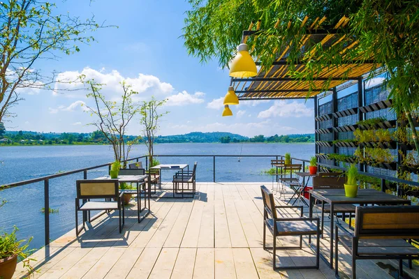 Venkovní restaurace s krásným výhledem na jezero. — Stock fotografie