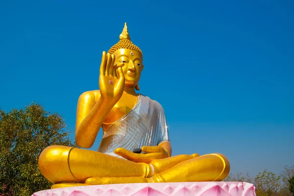 Grote gouden Boeddhabeeld. — Stockfoto