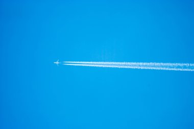 mavi gökyüzünde uçak iz