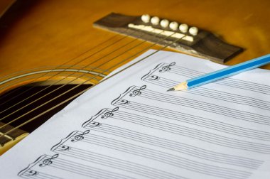 gitar ve boş defter.